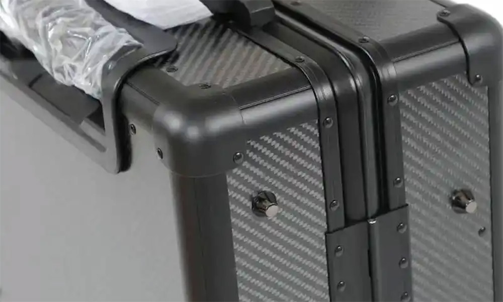 Carbon-Fiber-Luggage3